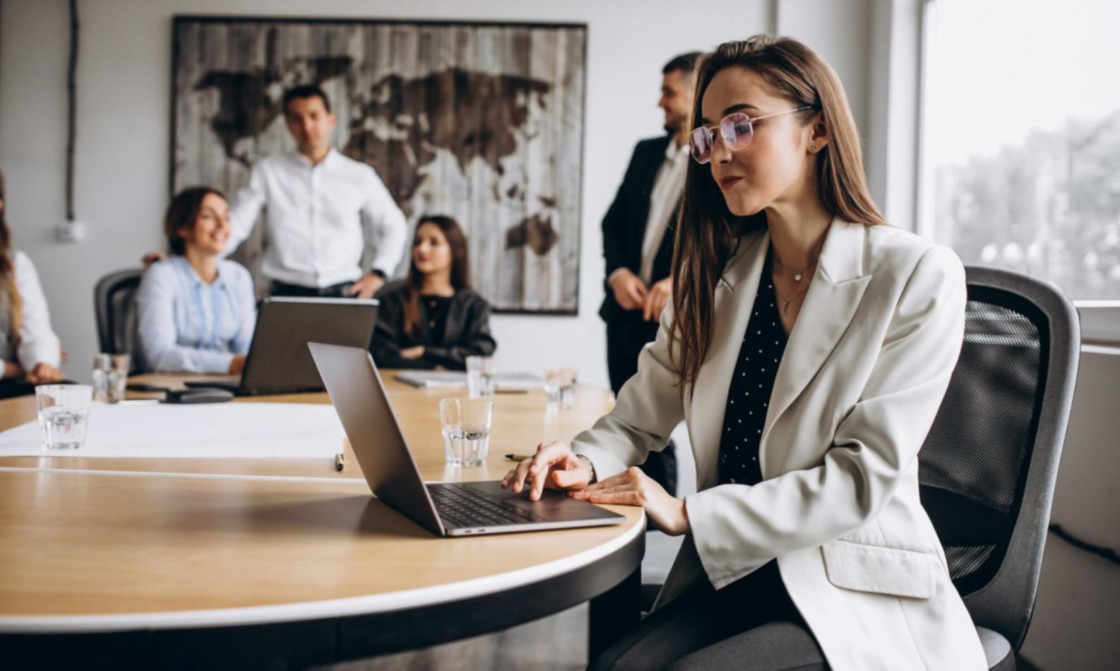 Finanzplanung und strategische Beratung bei der Arbeit